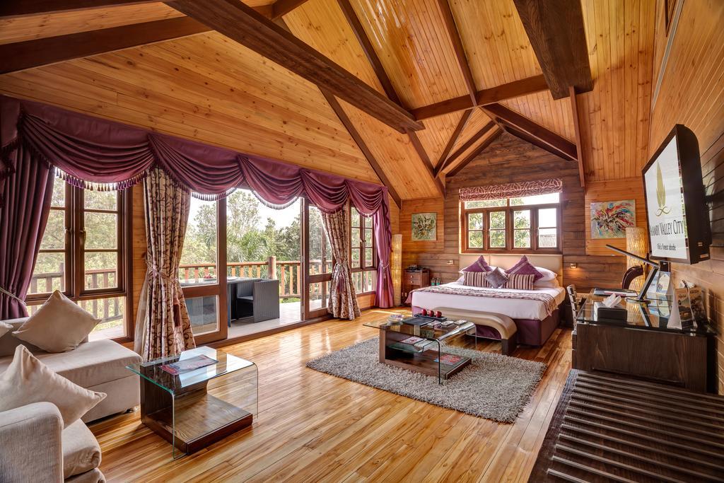 Aamby Valley City Lonavala Oda fotoğraf A bedroom at the resort