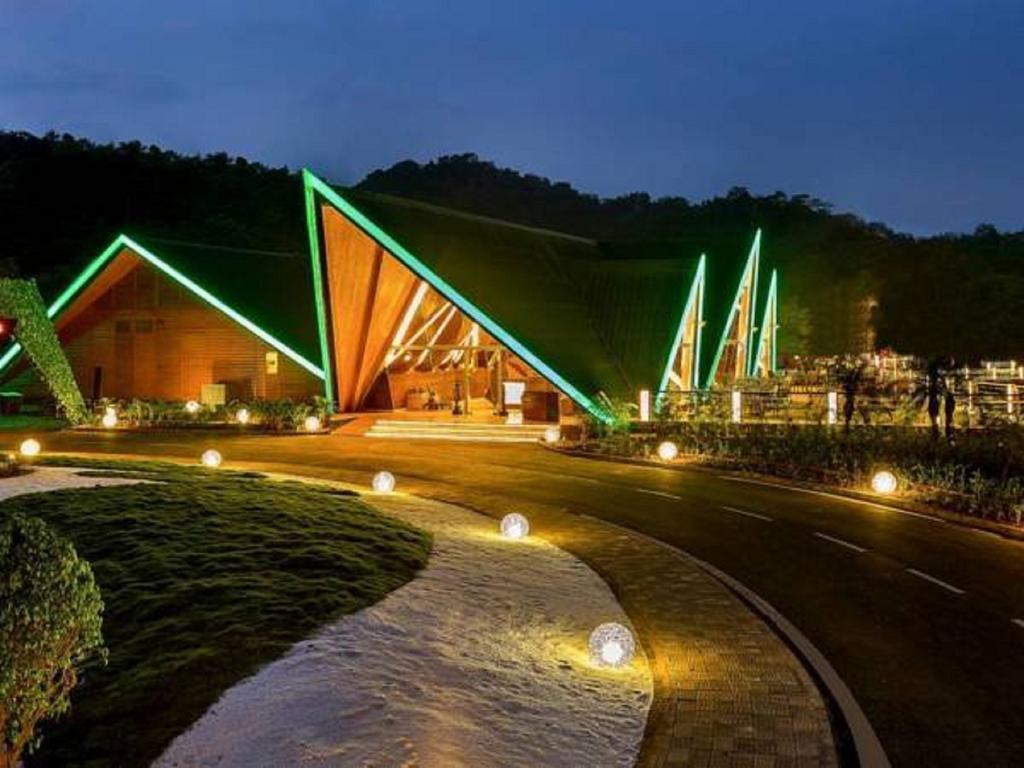 Aamby Valley City Lonavala Dış mekan fotoğraf The resort at night