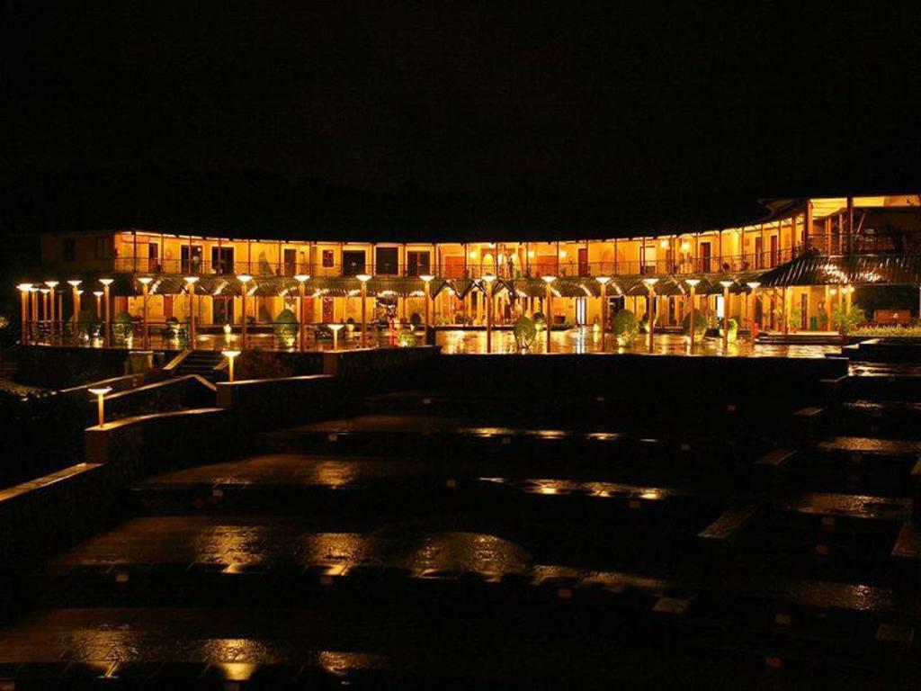 Aamby Valley City Lonavala Dış mekan fotoğraf The resort at night