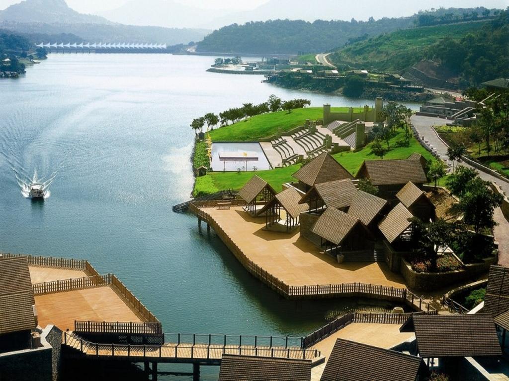 Aamby Valley City Lonavala Dış mekan fotoğraf View of the resort