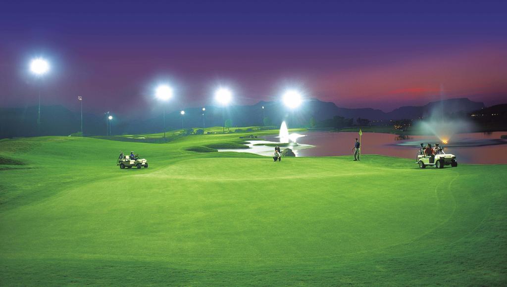 Aamby Valley City Lonavala Dış mekan fotoğraf Golf course at night