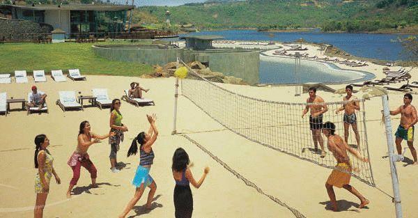 Aamby Valley City Lonavala Dış mekan fotoğraf Beach volleyball at Lake Cascade